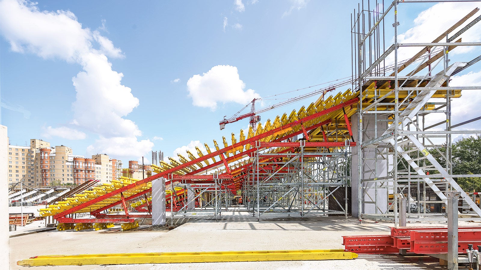 Con i due sistemi modulari VARIOKIT e PERI UP è stata realizzata l'impalcatura di sostegno per la costruzione delle tribune inclinate