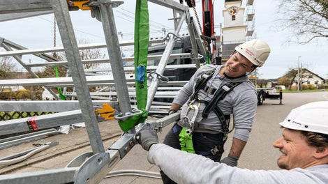 Die Vormontage der LGS Binderelemente erfolgt sicher am Boden.